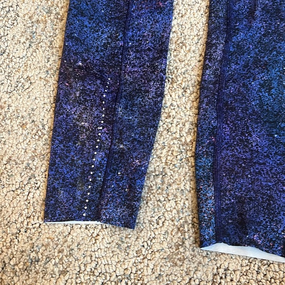 Like new lulu leggings size 4 - Picture 3 of 4